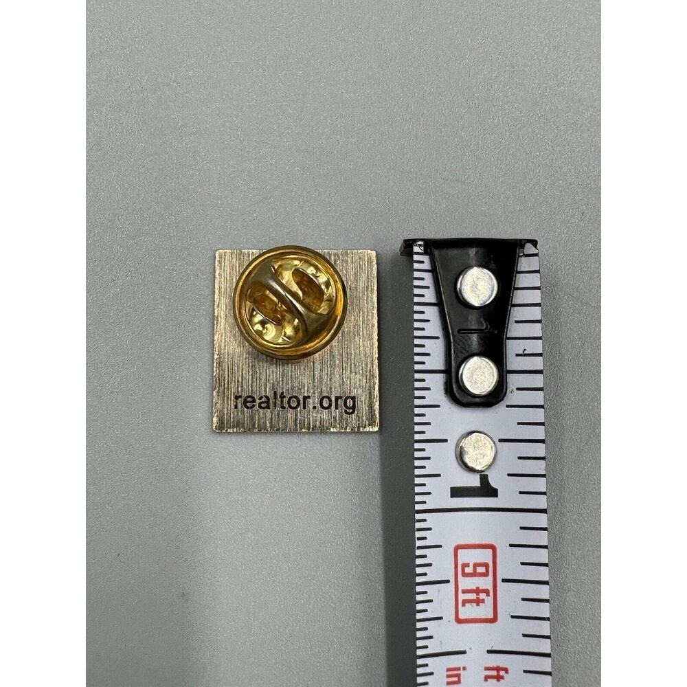 Blue R Realtor Real Estate Agent Lapel Pin - Picture 3 of 3